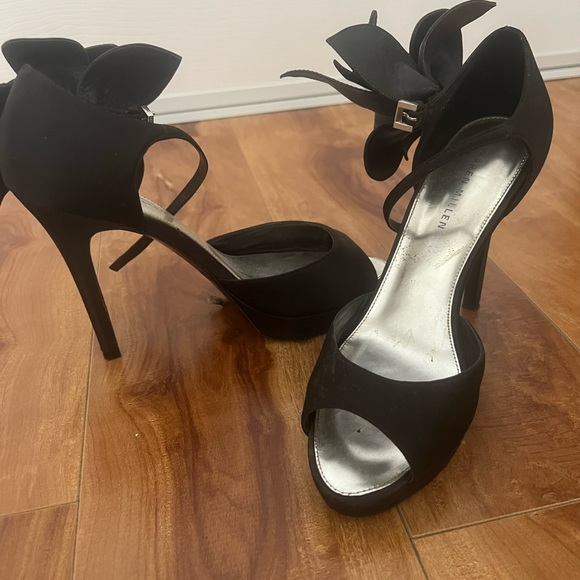 Karen Millen Black Flower Pump - Picture 7 of 9